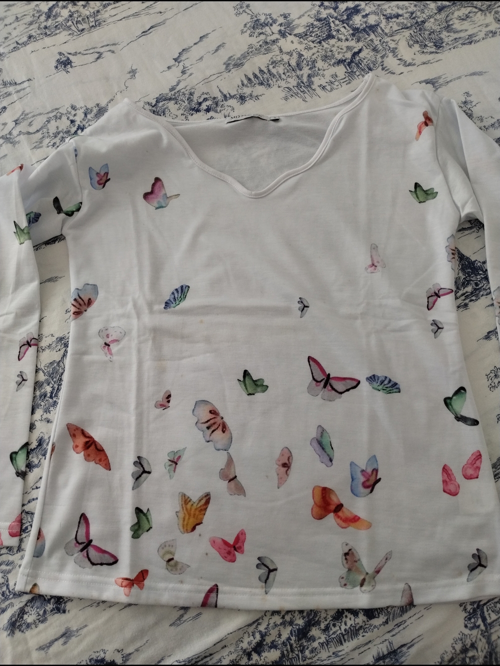 MISSLOOK White V-Neck Tee with Blue Toile Print